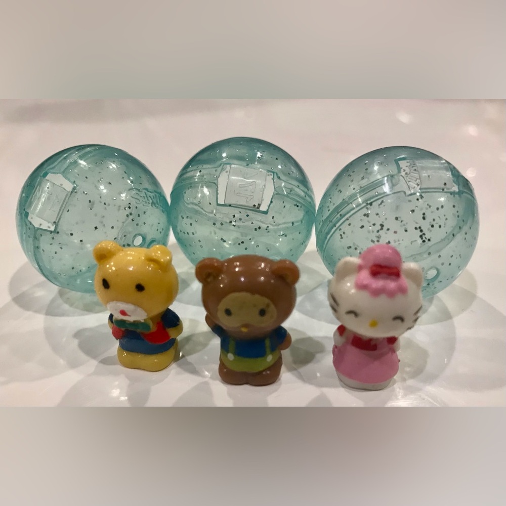 3 Collectable Sanrio Hello Kitty Squinkies with Sparkly Bubbles